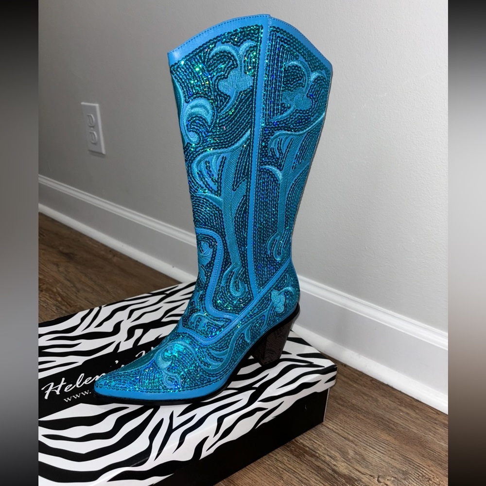 Turquoise Blue  Embellished Women's Boots….NWT!!! Size 6❄️❄️❄️